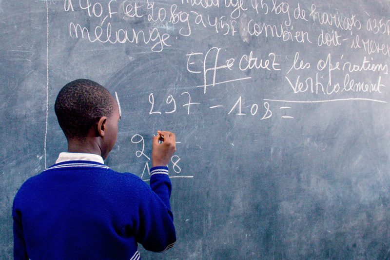 Un élève résolvant un problème mathématique au Centre de référence pour l'éducation inclusive de Kigobe au Burundi. Crédit : GPE/Ingomag