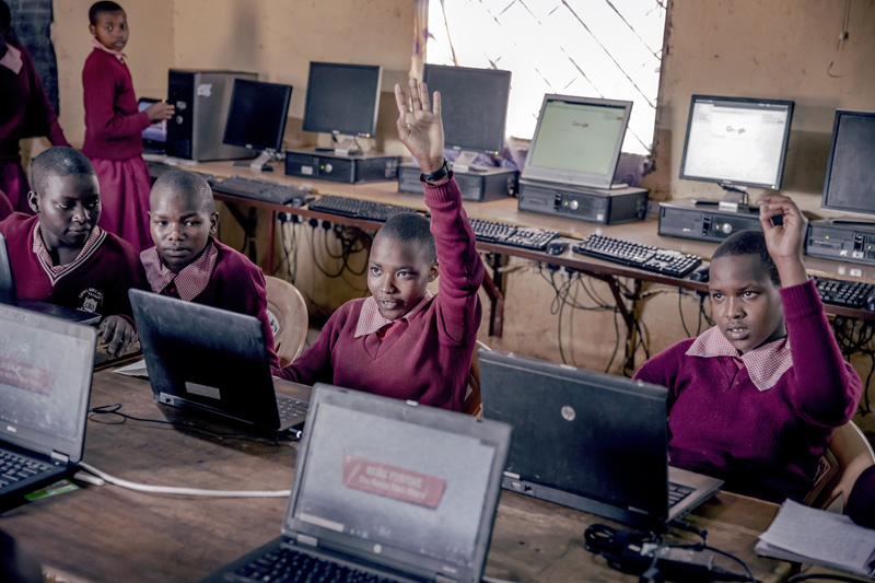 Des élèves pendant un cours au laboratoire informatique de l'école primaire de Marble Quarry dans la périphérie de Nairobi, au Kenya. Crédit : GPE/Luis Tato